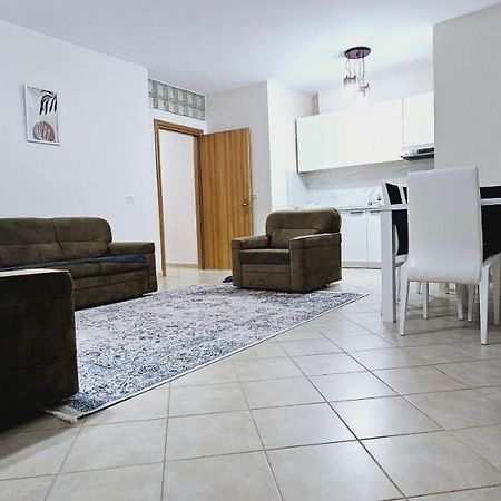New Bazaar Side Bliss 2 Bed Room Apt With Free Garage Tirana Zewnętrze zdjęcie